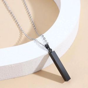 Simple bar necklace